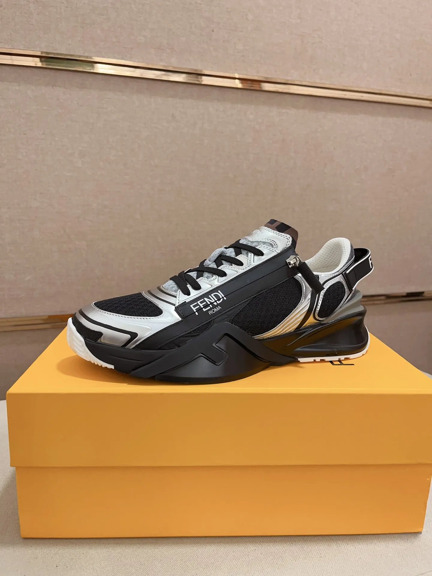 Men's shoes💰: 540💰(Higher version) [Fendi] Fendi's latest casual shoes for men! Available at counters simultaneously! A one-to-one replica of the original. Made entirely of imported top-grain calfskin, the interior is made of top-grain water-dyed cowhide, and the original factory-supplied rubber outsole. Leading new fashion concepts. Matching code: 38-44. 45 can be customized and non-returnable!